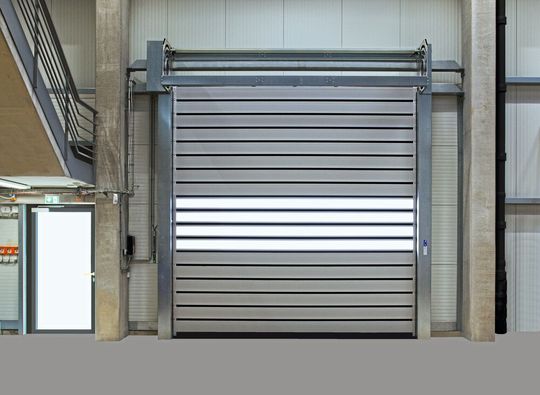 Das Schnelllauf-Spiraltor EFA-SST Essential, das sich sowohl als Außen- als auch als Innentor eignet, ist der Einstieg in die Königsklasse.(Bild:  Efaflex)