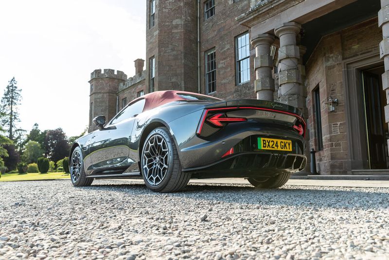 Das kantig und scharf geschnittenen Heck trägt eine Lichtleiste, unter der feuerrote Pfeile als Rückleuchten ins Auge stechen. (Bild: MG Motor)