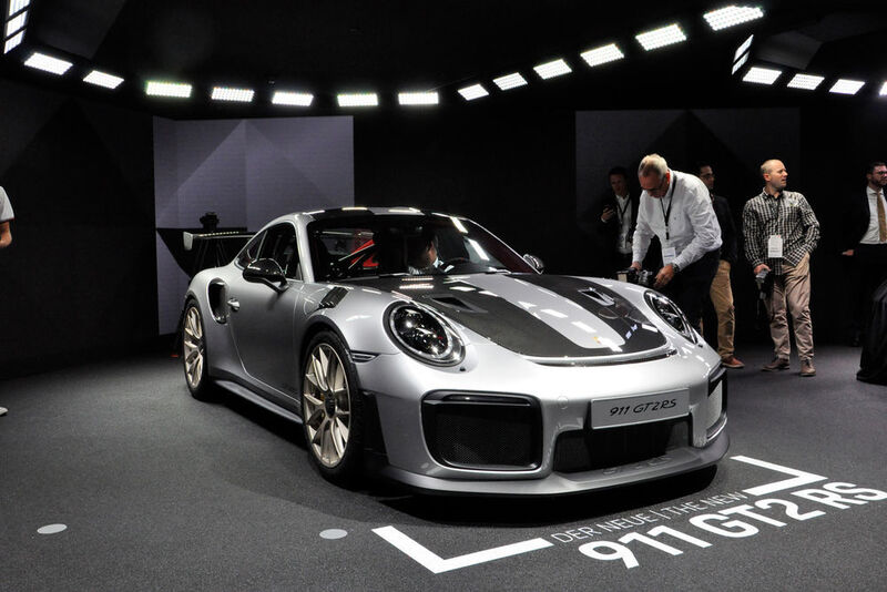 Der schnellste Serien-Elfer aller Zeiten: Porsche 911 GT2 RS. Das 285.220 Euro teure Geschoss schafft es mit 700 PS auf 340 km/h. (Schreiner / »kfz-betrieb«)