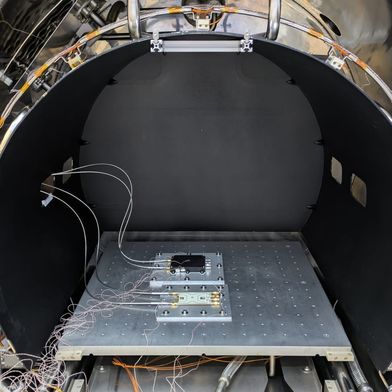 Belastungsprobe für das All: Im Thermalkammertest (TVAC) werden die für die Raumfahrt und den Satelliten UPM-Sat 3 über Meviy gefertigten Hybrid-Baluns unter extremen Vakuumbedingungen geprüft. (Bild: Instituto Universitario Ignacio da Riva, Universidad Politécnica de Madrid)