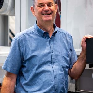 Mattias Helmprobst ist Leiter der Steuerungstechnik bei Waldrich Coburg. Er merkt zum Thema Retrofit an: „Retrofit ist oft deutlich günstiger als eine Neuinvestition. Speziell, wenn es sich um so große Maschinen wie den unsrigen handelt.“(Bild:  Waldrich Coburg)