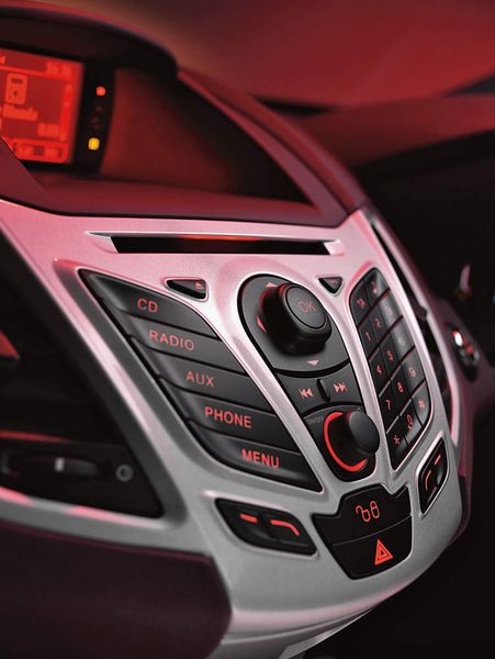 Auch das Cockpit ist futuristisch gestaltet. Die Käufer haben die Wahl zwischen vielen Ausstattungsvarianten. (Archiv: Vogel Business Media)