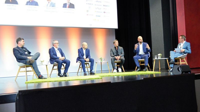 Die Gesprächsrunden mit Vertretern des Handels und der Dienstleiter moderierte Prof. Benedikt Maier mit v.li. Christian Welling (Graf Hardenberg Gruppe), Werner Söcker (Wellergruppe), Carsten Seitz (Autohaus Seitz, Obernburg), Ralph Missy (E-Mobilio) und Patrick Mayer (AVAG). (Bild: Rehberg – VCG)