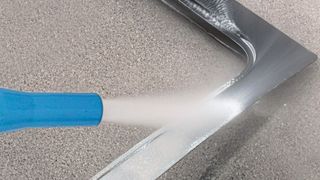 Wird Trockeneis in Kfz-Betrieben eingesetzt, dann meist um metallische Untergründe zu reinigen oder deren Beschichtung zu lösen. (Bild: Mycon)