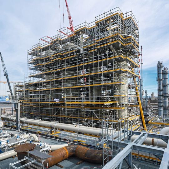 Beim derzeit größten Investitionsprojekt der BASF sorgt ein innovatives Gerüstkonzept auf Basis des Peri Up Flex Gerüstsystems für Zeit- und Kostenersparnisse – und setzt zusätzlich hohe Maßstäbe bei der Arbeitssicherheit. Beim derzeit größten Investitionsprojekt der BASF sorgt ein innovatives Gerüstkonzept auf Basis des Peri Up Flex Gerüstsystems für Zeit- und Kostenersparnisse – und setzt zusätzlich hohe Maßstäbe bei der Arbeitssicherheit.