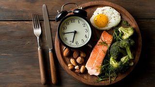 Wer früher am Tag isst, verändert im Vergleich zu einem späteren Essenszeitfenster und bei gleicher Kalorienzufuhr und der Nährstoffzusammensetzung seinen Fettstoffwechsel messbar. (Symbolbild) (Bild: © TensorSpark - stock.adobe.com)