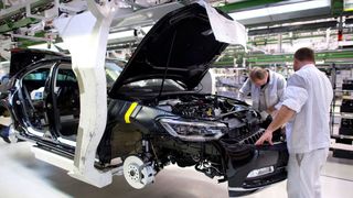 Aufgrund des Chipmangels musste die Produktion in VW-Werken in den letzten Jahren oft  unterbrochen werden. (Bild: Volkswagen AG)