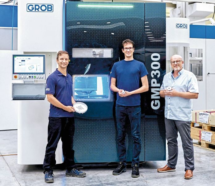 Emanuel Engelsberger und Teamleiter Dr. Johannes Glasschröder, beide aus dem Team Additive Fertigung der GROB-Werke, sowie Darius Wala, Leiter der Beckhoff Niederlassung München, vor der modern und ansprechend designten GMP300 (v.l.n.r.) (Bild: Beckhoff )