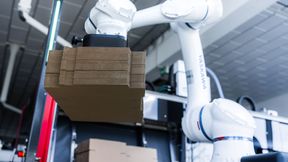 Der Somic „CoboLoad“ sorgt für eine automatische Kartonversorgung der Maschine – ohne dass dabei ein Mensch eingreifen muss. Herzstück der Lösung ist ein Cobot HC20DTP von Yaskawa. (Bild: Yaskawa)