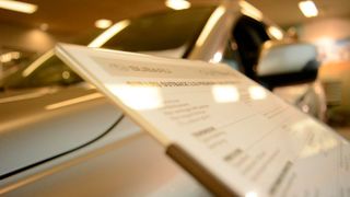 Autohändler müssen ihre Kunden nicht darüber informieren, dass ein Neufahrzeug bei einem Zwischenhändler stand, sofern es nicht von diesem zugelassen wurde.  (Bild: gemeinfrei)