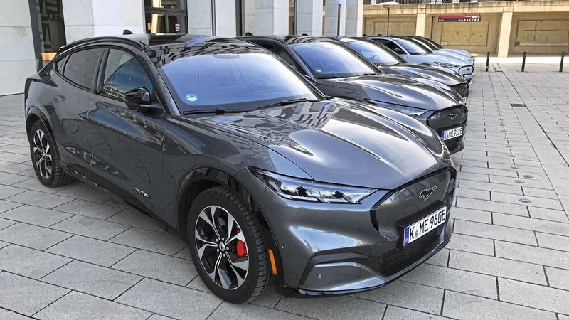 Als SUV mit sportlichen Zügen tritt der Mustang Mach-E im Boom-Segment schlechthin an. (Bild: Rosenow/»kfz-betrieb«)