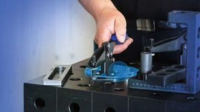 Mit den Schnellspannsystemen für Schweisstische von Kipp lassen sich Werkstücke, Anschläge und Vorrichtungselemente zügig positionieren, fixieren und wieder lösen. (Bild: Kipp)