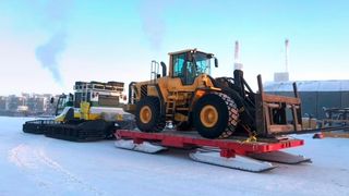 Eine innovative Transportlösung für akrtische Bedingungen ist mit spezieller Gleitkufen aus ultrahochmolekularem Polyethylen (UHMW) ausgestattet, die Lasten von bis zu 45 Tonnen über unwegsames Gelände transportieren kann. (Bild: Leister)