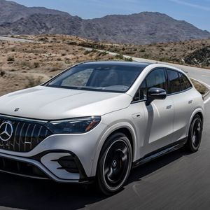 Mercedes hat die im Frühjahr eingeführte Elektro-Reihe EQE SUV jetzt um die mit Extraleistung und sportivem Charakter aufgepeppte AMG-Version 53 erweitert.(Bild:  Mercedes-Benz)