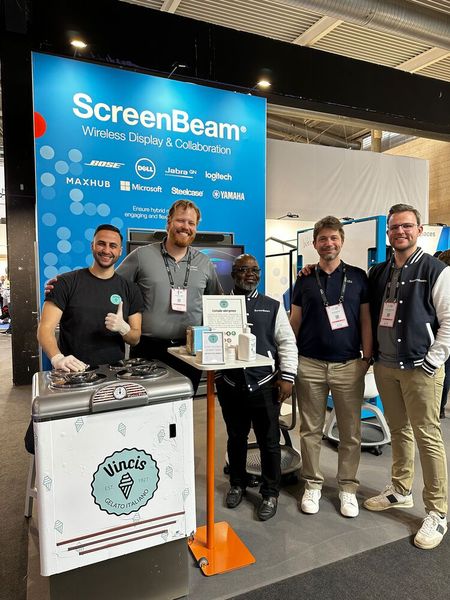 Das erfrischende Eis gab es bei dem ScreenBeam Team (v. l.) Parker Dunbar, Alexis Kouame, Jerome Moret und Richard Ausmanis. (Bild: Vogel IT-Medien)