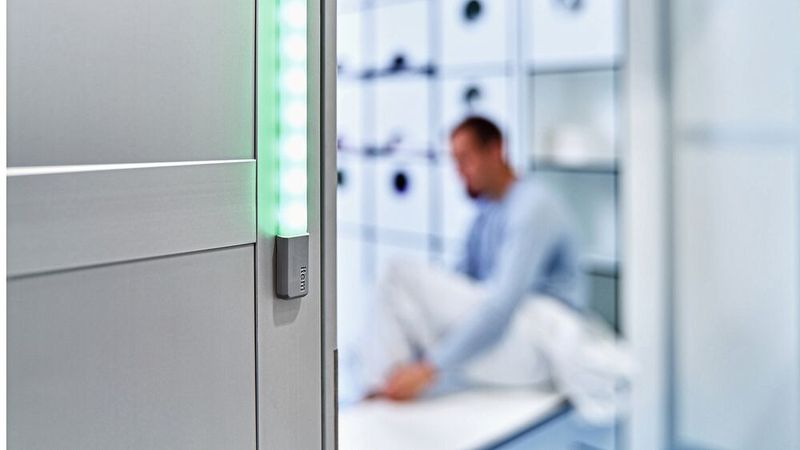 Des solutions de signalisation modernes servent à contrôler l'accès à la salle blanche. C'est un moyen d'empêcher toute contamination. Les solutions de signalisation d'item sont paramétrables individuellement par le biais d'IO Link.  (Source : item)