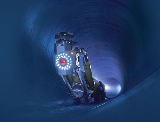 Roboter finden heute in vielen Bereichen ihren Einsatz – neben dem Maschinen- und Automobilbau auch in der Medizintechnik oder in der
Kanalisation (siehe Bild). Roboter finden heute in vielen Bereichen ihren Einsatz – neben dem Maschinen- und Automobilbau auch in der Medizintechnik oder in der
Kanalisation (siehe Bild).