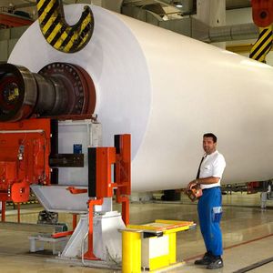 2.500 Paletten beträgt die Produktion pro Tag. Im Jahr sind dies insgesamt 880.000 Tonnen Papier. Hinzu kommt eine jährliche Produktion von 250.000 Tonnen Zellstoff. Für die Zellstoffproduktion wird bei Sappi vor allem heimisches Fichtenholz verwendet. (Quelle: Siemens IT Solutions and Services)