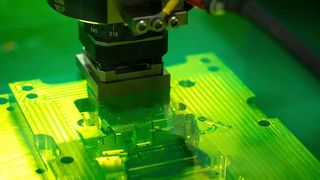 Hochpräziser Spritzgießwerkzeug-Bau per Funkenerosion bei Protolabs. Wie das Unternehmen jetzt betont, kann man den Anwendern je nach zu verarbeitendem Kunststofftyp nun noch engere, recht genau vorherbestimmbare Toleranzen als bisher anbieten. Außerdem, heißt es weiter, erweitert man den Standort Halesfield in Großbritannien räumlich und austattungsmäßig. (Protolabs)