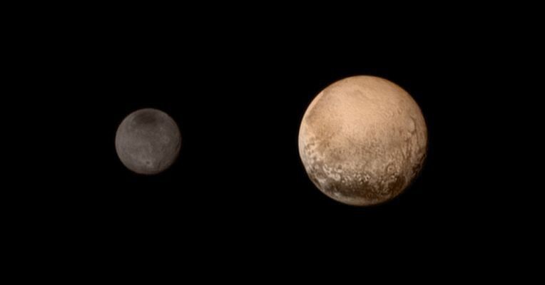 Mission New Horizon: Pluto and Charon display striking color and brightness contrast in this composite image from July 11, showing high-resolution black-and-white LORRI images (Bild: NASA)