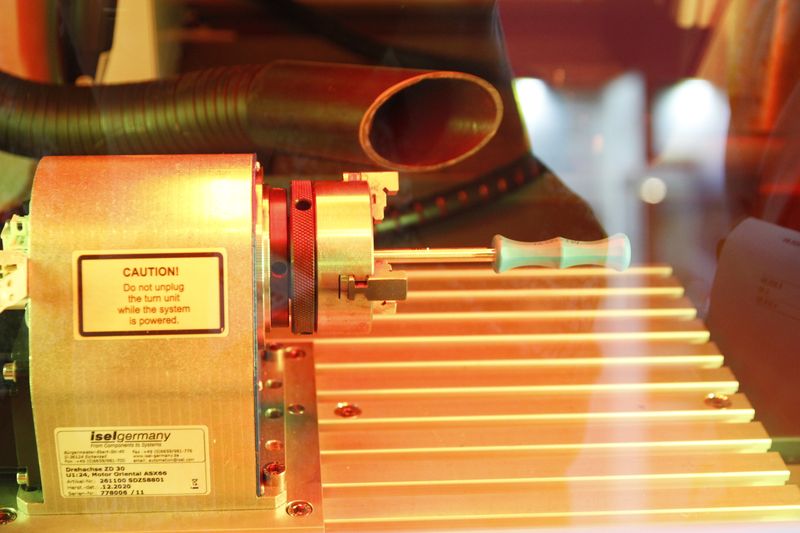 Mit dem Faserlaser gibt es keinen Materialabtrag, die Oxidschicht auf dem Metall wird farblich verändert. (Devicemed/J. Engelke)