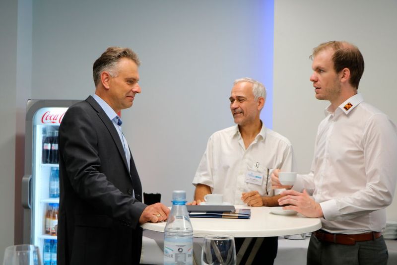 Neben vielen Fachvorträgen konnten die Besucher in der Pause mit den Experten ins Gespräch kommen ...  (J. Pfeiffer/konstruktionspraxis)