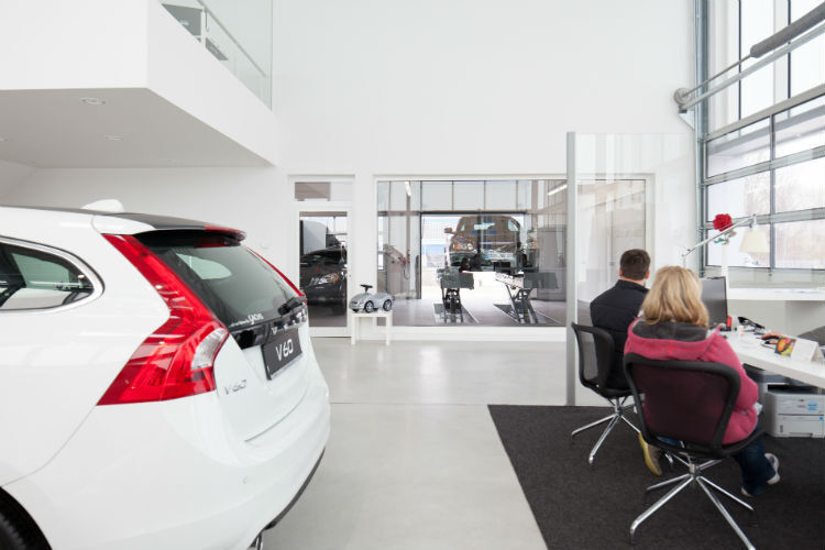 Verkauf und Service verschmelzen in der neuen Volvo Retail Experience. Die Kunden können vom Schauraum aus zuschauen, wie ihr Auto repariert wird ... (Foto: Volvo)