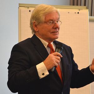 Branchenanwalt Prof. Dr. Christian Genzow erörterte die juristischen Aspekte des Regelwerks. Sein Fazit: Fiat schafft sich freie Hand bei allen Standards. (Foto:  Mauritz)