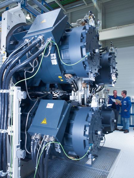 Mit Servoantrieben erweitern die Hersteller von Umformmaschinen die Möglichkeiten ihrer Verfahren. (Bild: Schuler)