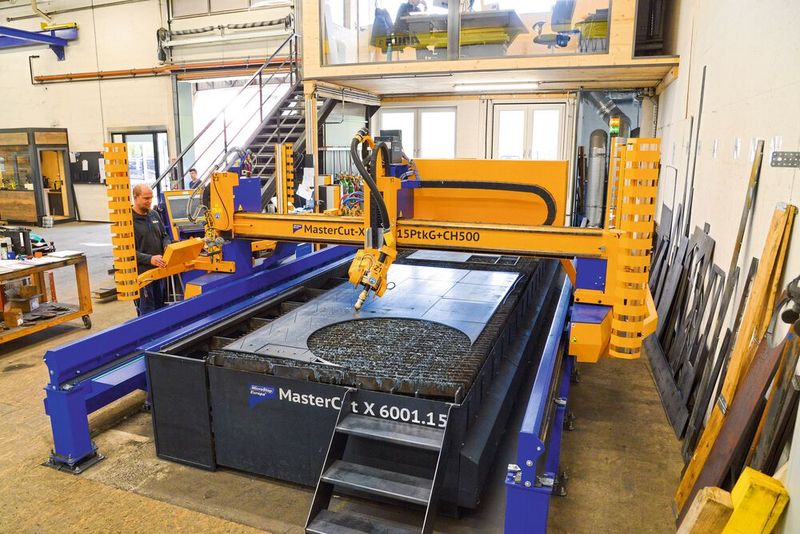 Die Firma Metallbau Mühlbacher investierte in die Baureihe Master Cut mit Technologie zum 2D- und 3D-Schneiden mittels Plasmatechnologie sowie 2D-Schneiden mittels Autogentechnologie. Die Anlage verfügt über eine Bearbeitungsfläche von 6.000 x 2.000 mm.  (Bild: Microstep)