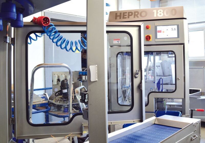 Endmontage und Funktionstest einer Schälmaschine HEPRO-1800. Das zentral angeordnete Bediengerät von Wachendorff ist die Mensch-Maschine-Schnittstelle. (Bild: Wachendorff)