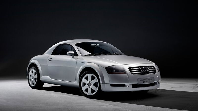 Designer Freeman Thomas kreierte 1995 das Audi TT Coupé Showcar und definierte den historischen Namen als Hommage an den NSU TT, statt „Zuma“ oder „Alpensieger“, wie von einigen Audi-Kreativen gewünscht, adelten die Ingolstädter den kompakten Herausforderer von BMW Z3 oder Porsche Boxster mit dem TT-Schild. Die positive Resonanz bei den Besuchern und den Motorzeitschrift-Journalisten führte bei Audi zu dem Entschluss, die Studie zu bauen – mit nur geringen Design-Änderungen.  (Bild: Audi AG)