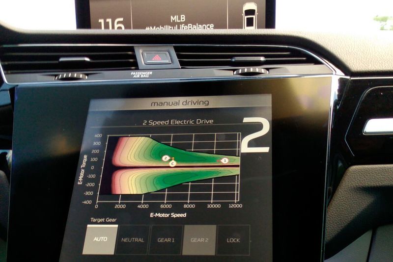 Verbrennungs- und Elektromotor haben ideale Betriebspunkte. Um diese beim Elektromotor zu nutzen, hat ZF einen elektrischen Zweigang-Antrieb entwickelt. (Thomas Günnel/Automobil Industrie)