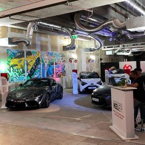 Im Pop-up-Store sollen die Besucher aktuelle Toyota-Modelle in einer ungezwungenen Atmosphäre kennenlernen.(Bild:  Autohaus Keller)