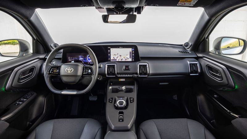 Die Kombination aus klassischen Bedienelementen und einem modernen Cockpit mit Touchdisplay sorgt für ein übersichtliches Interieur. (Bild: Toyota)