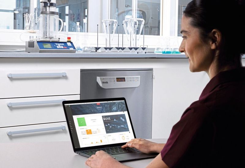 Vernetzt mit dem Online-Portal Miele move: So lässt sich auch auf mobilen Endgeräten überprüfen, ob ein Laborspüler entladen werden kann. Prozessdaten können überwacht, schnell exportiert und in der digitalen Plattform vorgehalten werden.  (Bild: Miele)