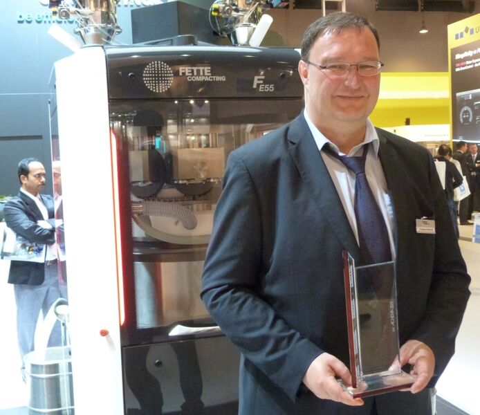 Der Innovation Award 2012 in der Kategorie Pharmatechnik ging an Fette Compacting für die Tablettenpresse FE55. Technical Director Thomas Heinrich freute sich über die Auszeichnung. (Bild: PROCESS)