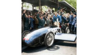 Fritz von Opel wird nach seinem wilden Ritt im RAK 2 gefeiert (Koloration des Schwarz-Weiß-Pressefotos von 1928). (Opel Automobile GmbH)