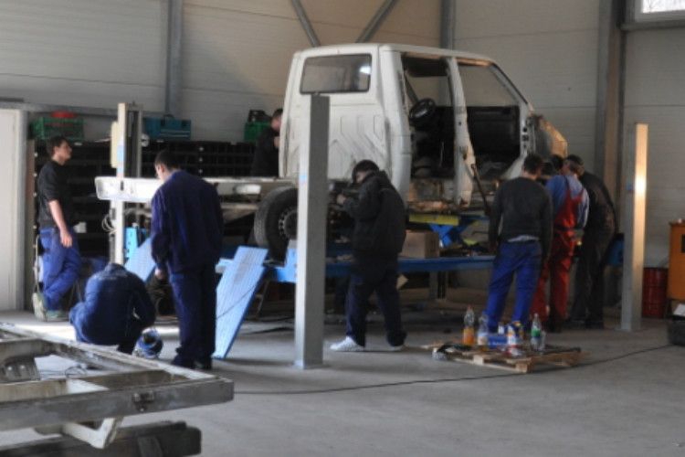 Die Auszubildenden der Kfz-Innung Göppingen legten gemeinsam Hand an. (Foto: Kfz-Innung)