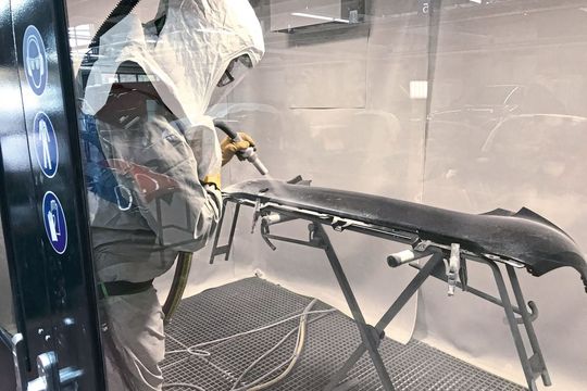 Innerhalb weniger Minuten kann der Anwender im „Big Box Blower“ beispielsweise einen Stoßfänger für die weitere Lackierung vorbereiten.(Bild:  Holz)