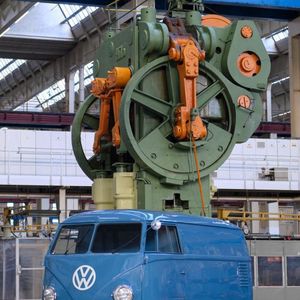 Ob sie einst auch Teile für ihn formte? Anlässlich seines 70. Geburtstags schaut der taubenblaue Transporter auch im Werk in Wolfsburg vorbei.(Bild:  Detlev Wecke)