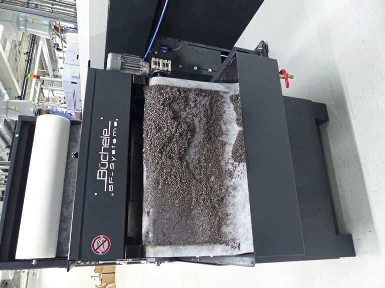 Die Filterleistung des Papier-Bandfilter beträgt bis zu 250 l/min, je nach eingesetztem Filtervlies, Medium, Späne aufkommen und zu verarbeitendem Material.  (Bild: SF-Systeme Büchele)