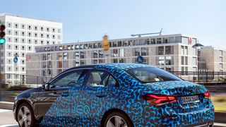 Noch getarnt zieht die Mercedes A-Klasse Limousine als Plug-in-Hybrid ihre Testrunden. (Daimler)