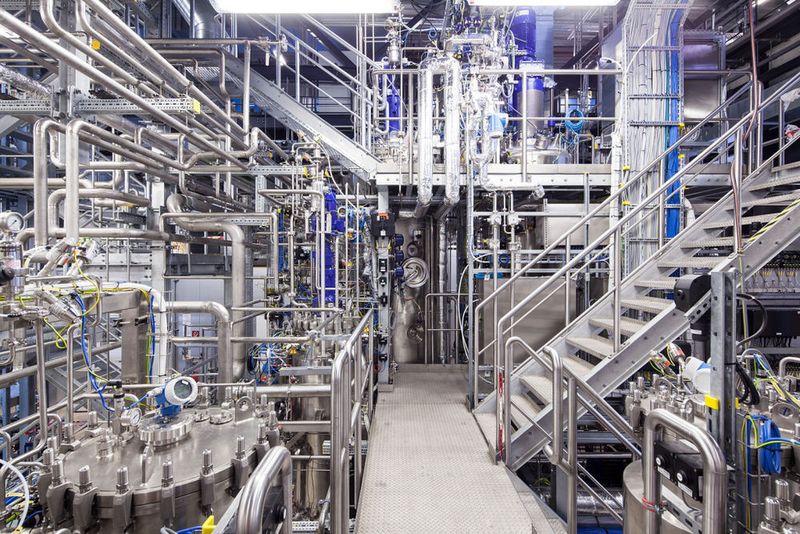 4 Etagen, Rohre und Kabel (Gunter Binsack)