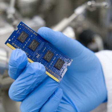 Los recubrimientos poliméricos autopolarizantes podrían utilizarse en el futuro en una amplia variedad de componentes electrónicos. (Bild: Universidad de Kiel/C. Anders)