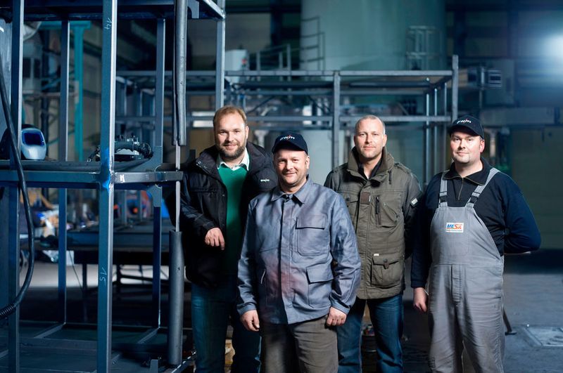 EWM-Niederlassungsleiter Toralf Pekrul (links außen) ist nicht nur bei der Fertigung der Wassertanks ein ständiger Partner von Mesa-Schweißaufsicht Tino Volkmer (2. von links) und seinem Schweißerteam. (Bild: EWM)