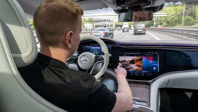 Mercedes lässt die S-Klasse und den EQS jetzt selbständig fahren – zumindest unter bestimmten Voraussetzungen. Mercedes lässt die S-Klasse und den EQS jetzt selbständig fahren – zumindest unter bestimmten Voraussetzungen.