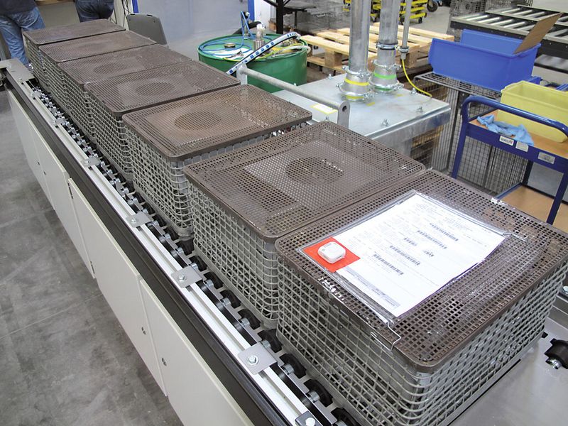 Bild 2: Mittels kleiner aktiver Transponder werden die Aufträge automatisch identifiziert und durch die Fertigung verfolgt. (Bild: Ubisense)