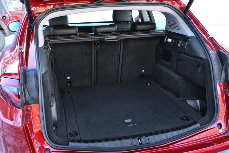 525 Liter Kofferraum sind mehr als Porsche Macan oder Mercedes GLC ausweisen können. (Alfa Romeo)