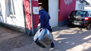 Reifenlieferung in die Werkstatt: Als Montagepartner einer Handelsplattform fehlt den Werkstätten zwar der Teileumsatz, aber immerhin gewinnen sie neue Kundenkontakte. (Bild: Rosenow – »kfz-betrieb«)